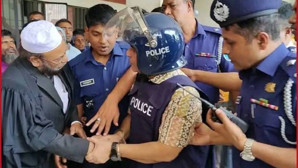 কারাগারে নেওয়ার পথে সাবেক শিক্ষা প্রতিমন্ত্রীর সঙ্গে জেলা জামায়াত আমিরের করমর্দন